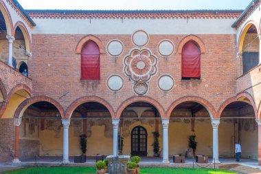 Ferrara, İtalya, 31 Ağustos 2021: İtalyan kenti Ferrara 'da Casa Romei' nin avlusu.