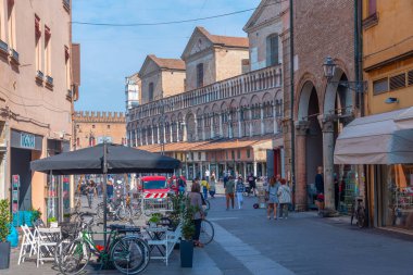 Ferrara, İtalya, 31 Ağustos 2021: İtalyan kenti Ferrara 'nın ticaret merkezinde sokak.