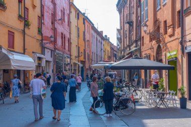 Ferrara, İtalya, 31 Ağustos 2021: İtalyan kenti Ferrara 'nın ticaret merkezinde sokak.