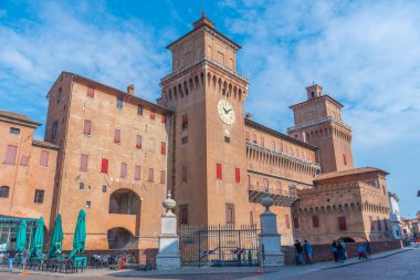 Ferrara, İtalya, 31 Ağustos 2021: İtalyan kenti Ferrara 'da Castello Estense.