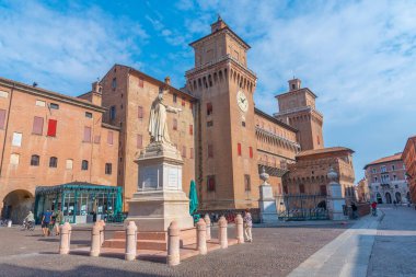 Ferrara, İtalya, 31 Ağustos 2021: İtalyan kenti Ferrara 'da Castello Estense.