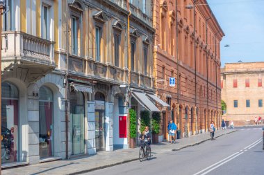 Ferrara, İtalya, 31 Ağustos 2021: İtalyan kenti Ferrara 'nın ticaret merkezinde sokak.