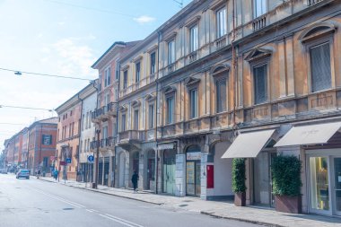 Ferrara, İtalya, 31 Ağustos 2021: İtalyan kenti Ferrara 'nın ticaret merkezinde sokak.