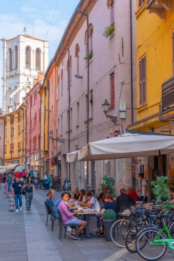 Ferrara, İtalya, 31 Ağustos 2021: İtalyan kenti Ferrara 'nın ticaret merkezinde sokak.