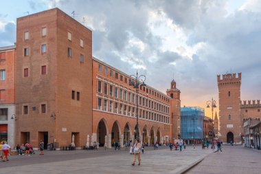 Ferrara, İtalya, 30 Ağustos 2021: İtalyan kenti Ferrara 'daki Piazza Trento ve Triste' nin günbatımı manzarası.