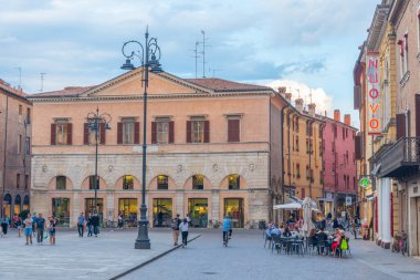 Ferrara, İtalya, 30 Ağustos 2021: İtalyan kenti Ferrara 'daki Piazza Trento ve Triste' nin günbatımı manzarası.