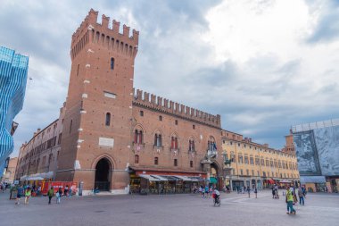 Ferrara, İtalya, 30 Ağustos 2021: İtalyan kenti Ferrara 'daki Piazza Trento ve Triste' nin günbatımı manzarası.