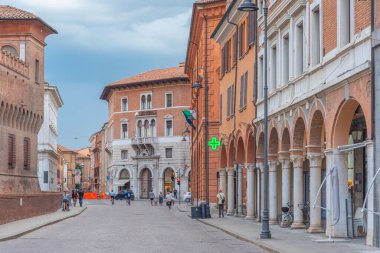 Ferrara, İtalya, 30 Ağustos 2021: Corso Porta Reno İtalyan kenti Ferrara 'da.