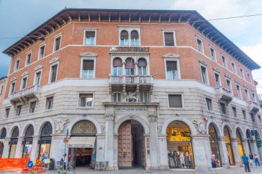 Ferrara, İtalya, 30 Ağustos 2021: İtalyan kenti Ferrara 'nın ticaret merkezinde sokak.