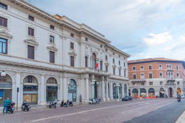 Ferrara, İtalya, 30 Ağustos 2021: İtalyan kenti Ferrara 'nın ticaret merkezinde sokak.