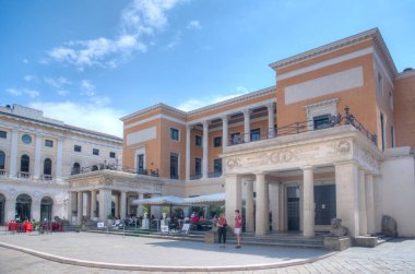 Padua, İtalya, 30 Ağustos 2021: İtalyan şehri Padua 'da Pedrocchi Meydanı.