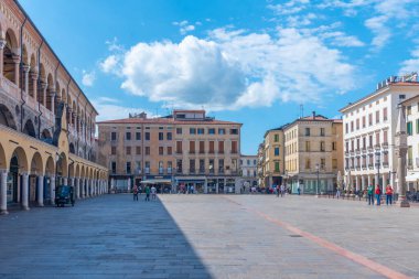 Padua, İtalya, 30 Ağustos 2021: İtalyan Padua kasabasındaki Piazza della Fruta Meydanı.