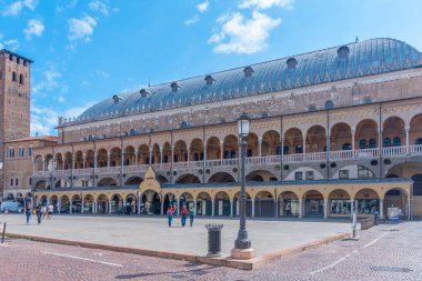 Padua, İtalya, 30 Ağustos 2021: İtalyan şehri Padua 'da Palazzo della Ragione.