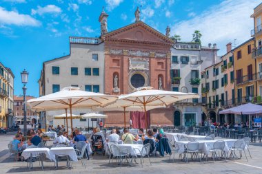 Padua, İtalya, 30 Ağustos 2021: İtalyan Padua kasabasındaki Piazza dei Signori Meydanı.