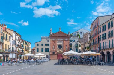 Padua, İtalya, 30 Ağustos 2021: İtalyan Padua kasabasındaki Piazza dei Signori Meydanı.