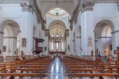 Padua, İtalya, 30 Ağustos 2021: İtalyan kasabası Padua 'daki katedralin içi.