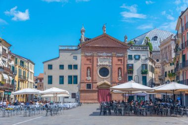 Padua, İtalya, 30 Ağustos 2021: İtalyan Padua kasabasındaki Piazza dei Signori Meydanı.