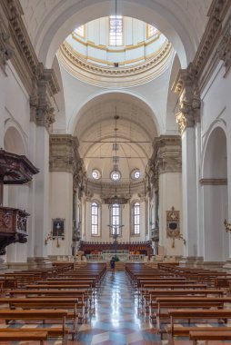 Padua, İtalya, 30 Ağustos 2021: İtalyan kasabası Padua 'daki katedralin içi.