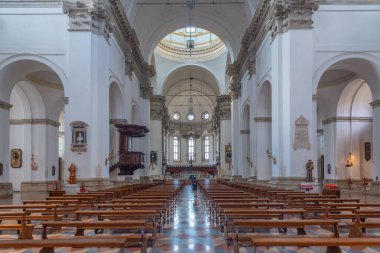 Padua, İtalya, 30 Ağustos 2021: İtalyan kasabası Padua 'daki katedralin içi.