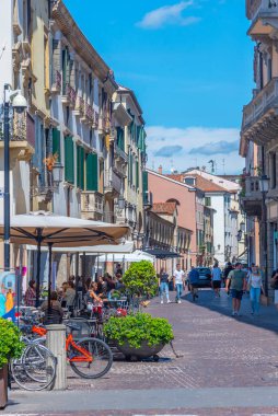 Padua, İtalya, 30 Ağustos 2021: İtalyan şehri Padua 'nın ticaret merkezinde.