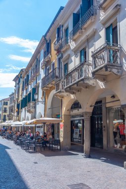 Padua, İtalya, 30 Ağustos 2021: İtalyan şehri Padua 'nın ticaret merkezinde.