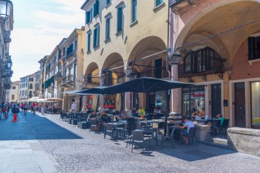 Padua, İtalya, 30 Ağustos 2021: İtalyan şehri Padua 'nın ticaret merkezinde.