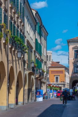Padua, İtalya, 30 Ağustos 2021: İtalyan şehri Padua 'nın ticaret merkezinde.