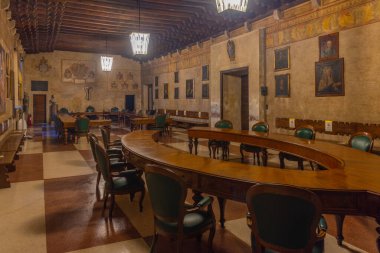 Padua, İtalya, 30 Ağustos 2021: İtalya 'daki Palazzo Bo' da Padua Üniversitesi Odası.