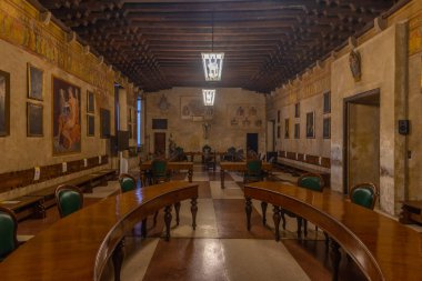 Padua, İtalya, 30 Ağustos 2021: İtalya 'daki Palazzo Bo' da Padua Üniversitesi Odası.