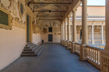 Padua, İtalya, 30 Ağustos 2021: İtalya 'daki Palazzo Bo' da Padua Üniversitesi atari salonu.