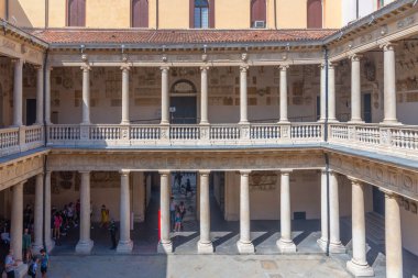 Padua, İtalya, 30 Ağustos 2021: İtalyan şehri Padua 'da Palazzo Bo' nun avlusu.