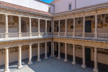 Padua, İtalya, 30 Ağustos 2021: İtalyan şehri Padua 'da Palazzo Bo' nun avlusu.