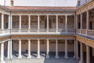 Padua, İtalya, 30 Ağustos 2021: İtalyan şehri Padua 'da Palazzo Bo' nun avlusu.