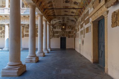 Padua, İtalya, 30 Ağustos 2021: İtalyan şehri Padua 'da Palazzo Bo' nun avlusu.