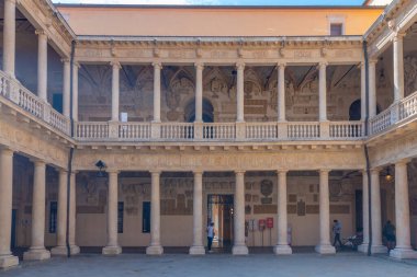 Padua, İtalya, 30 Ağustos 2021: İtalyan şehri Padua 'da Palazzo Bo' nun avlusu.