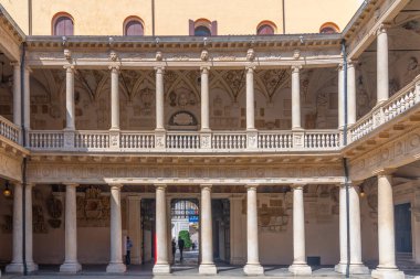 Padua, İtalya, 30 Ağustos 2021: İtalyan şehri Padua 'da Palazzo Bo' nun avlusu.