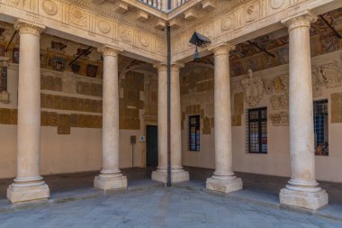 Padua, İtalya, 30 Ağustos 2021: İtalyan şehri Padua 'da Palazzo Bo' nun avlusu.