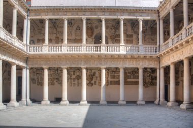 Padua, İtalya, 30 Ağustos 2021: İtalyan şehri Padua 'da Palazzo Bo' nun avlusu.