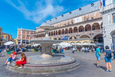 Padua, İtalya, 30 Ağustos 2021: İtalyan Padua kasabasında Piazza delle Erbe Meydanı.
