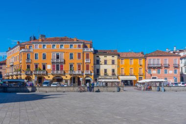 Padua, İtalya, 30 Ağustos 2021: İtalyan kasabası Padua 'daki Piazza del Santo' da renkli evler.