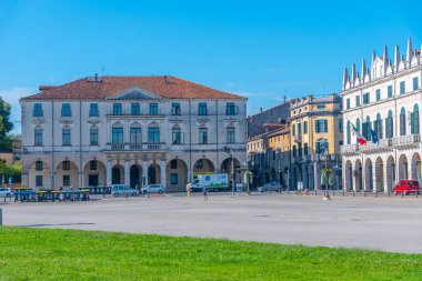 Padua, İtalya, 30 Ağustos 2021: İtalyan kenti Padua 'daki Piazza Prato della Valle' de renkli evler.
