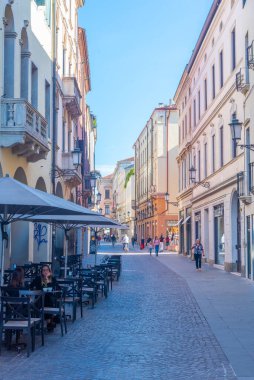 Padua, İtalya, 30 Ağustos 2021: İtalyan şehri Padua 'nın ticaret merkezinde.