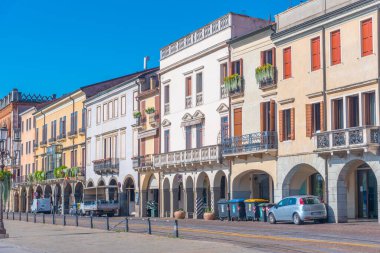 Padua, İtalya, 30 Ağustos 2021: İtalyan kenti Padua 'daki Piazza Prato della Valle' de renkli evler.