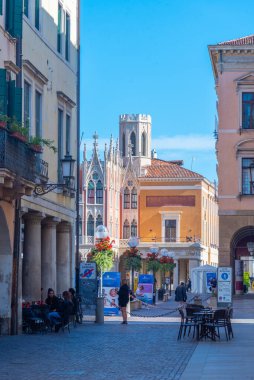 Padua, İtalya, 30 Ağustos 2021: İtalyan şehri Padua 'nın ticaret merkezinde.