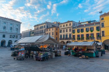 Padua, İtalya, 30 Ağustos 2021: İtalyan Padua kasabasındaki Piazza della Fruta Meydanı.