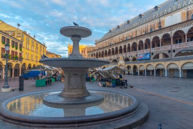 Padua, İtalya, 30 Ağustos 2021: İtalyan Padua kasabasında Piazza delle Erbe Meydanı.