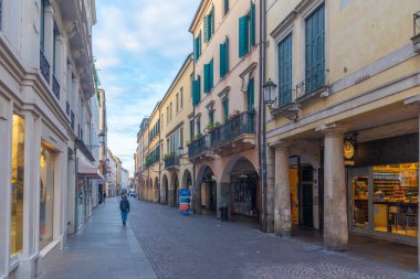 Padua, İtalya, 30 Ağustos 2021: İtalyan şehri Padua 'nın ticaret merkezinde.