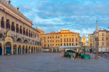 Padua, İtalya, 30 Ağustos 2021: İtalyan Padua kasabasındaki Piazza della Fruta Meydanı.