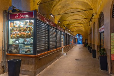 Padua, İtalya, 30 Ağustos 2021: İtalyan kenti Padua 'daki Palazzo della Ragione' nin içindeki pazar yeri.