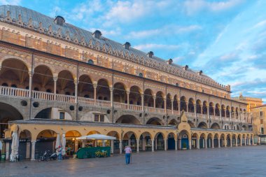 Padua, İtalya, 30 Ağustos 2021: İtalyan şehri Padua 'da Palazzo della Ragione.